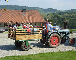 Traktorfahrt beim Urlaub auf dem Bauernhof